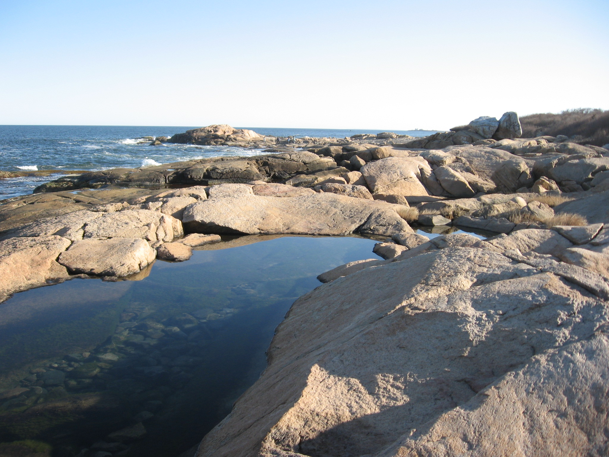 Rocky-shoreline-at-Black-Point-in-Narragansett